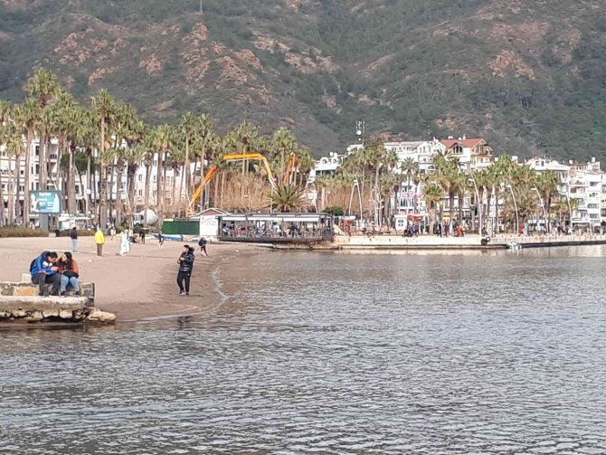 Marmaris’te deniz çekildi