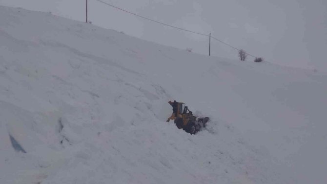 Bingöl’de yol açıldığı sırada çığ düştü