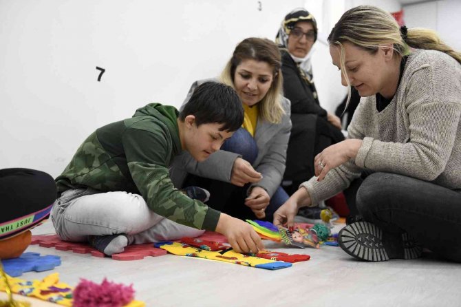 Down sendromlu özel öğrenciler, farkındalık yürüyüşü için çorapları süslediler