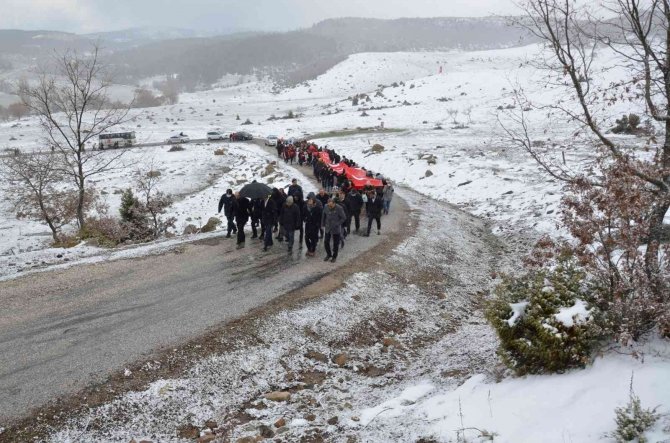 Emet’te şehitlere saygı yürüyüşü