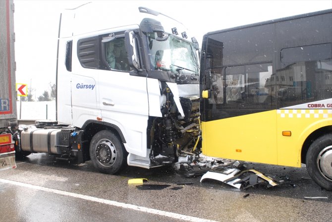 Tırla çarpışan otobüsün sürücüsü yaralandı