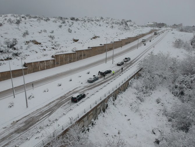 Kar yağışı trafiği olumsuz etkiledi