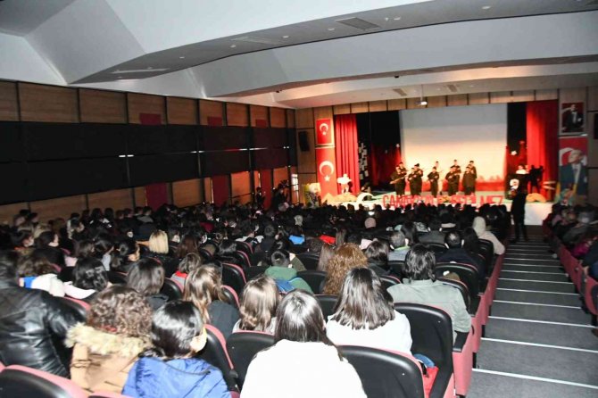 Öğrencilerin Çanakkale gösterisi beğeni topladı