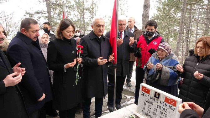 Şehit annesi, mezar taşındaki oğlunun fotoğrafını öpüp sevdi