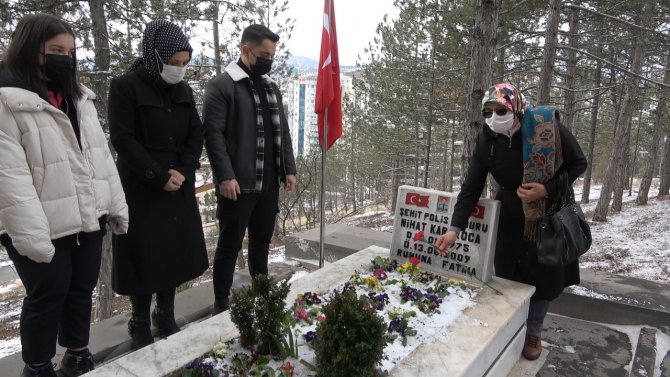 Şehit annesi, mezar taşındaki oğlunun fotoğrafını öpüp sevdi