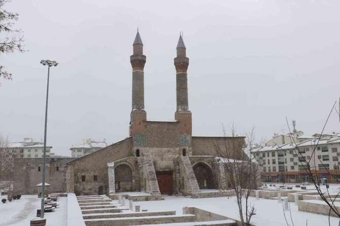 Sivas’a yaz gelmiyor, kent beyaza büründü