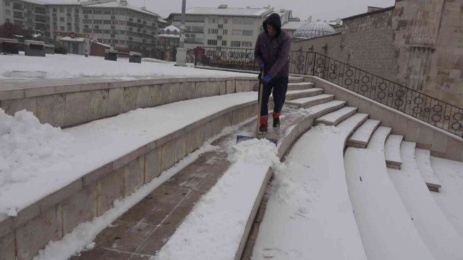 Sivas’a yaz gelmiyor, kent beyaza büründü