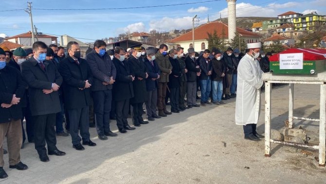 Vefat eden Kıbrıs Barış Harekatı gazisi toprağa verildi