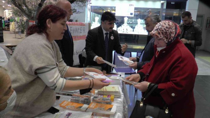 Alzheimer hastalığı vatandaşlara tanıtıldı