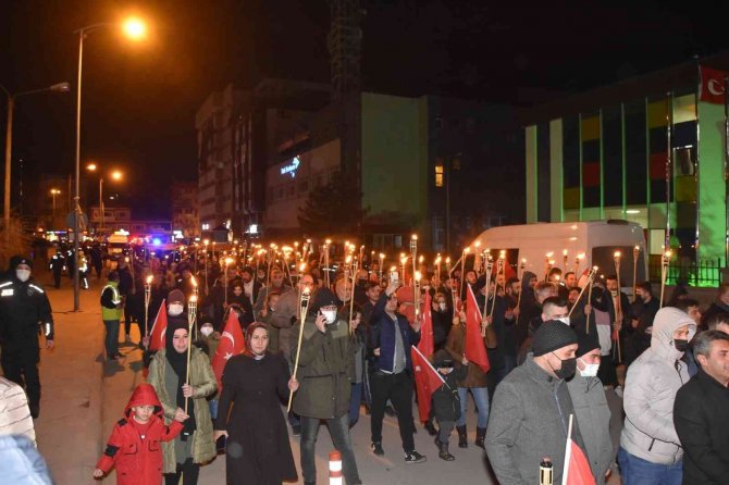 Binlerce vatandaş soğuk havada şehitler yürüdü