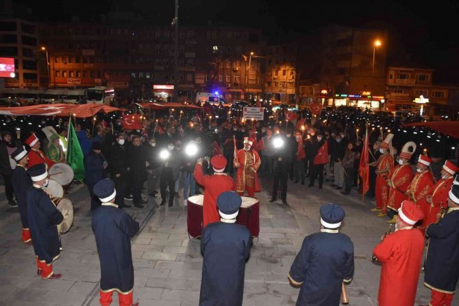 Binlerce vatandaş soğuk havada şehitler yürüdü