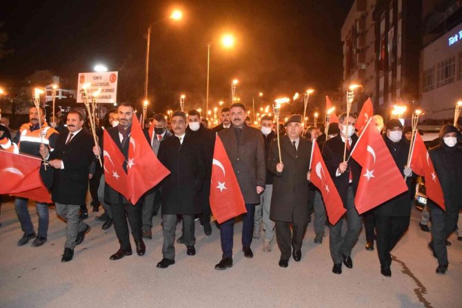 Binlerce vatandaş soğuk havada şehitler yürüdü