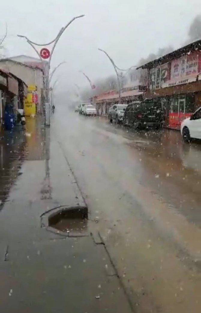 Hakkari’de vatandaşlar karın keyfini çıkardı