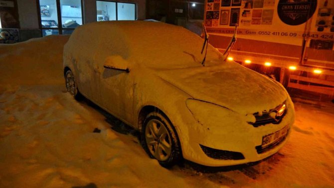 Yoğun kar yağışından dolayı minibüs rampada mahsur kaldı