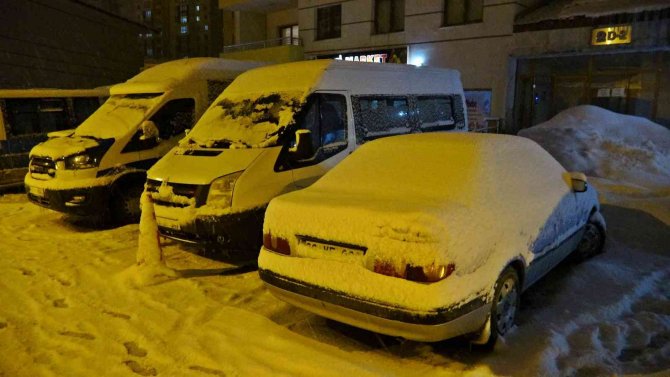 Yoğun kar yağışından dolayı minibüs rampada mahsur kaldı