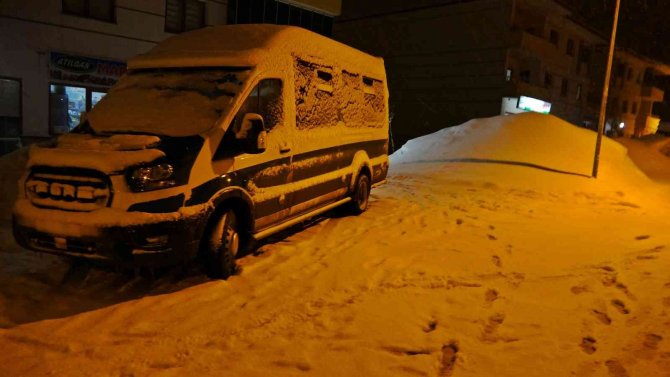 Yoğun kar yağışından dolayı minibüs rampada mahsur kaldı