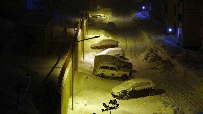 Yoğun kar yağışından dolayı minibüs rampada mahsur kaldı