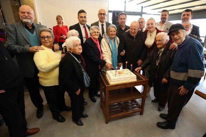 Huzurevi sakinlerinin eğlence dolu günü