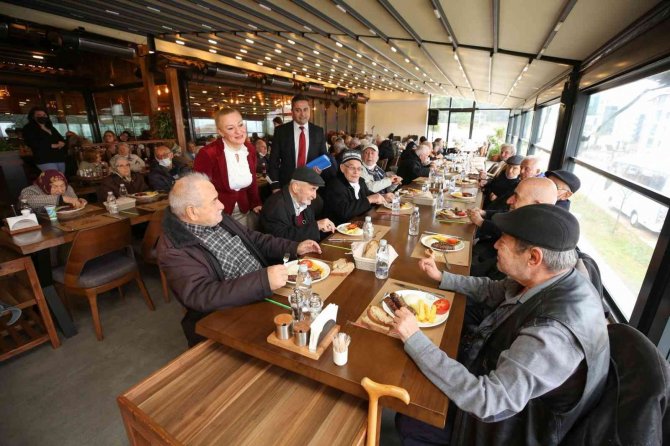 Huzurevi sakinlerinin eğlence dolu günü