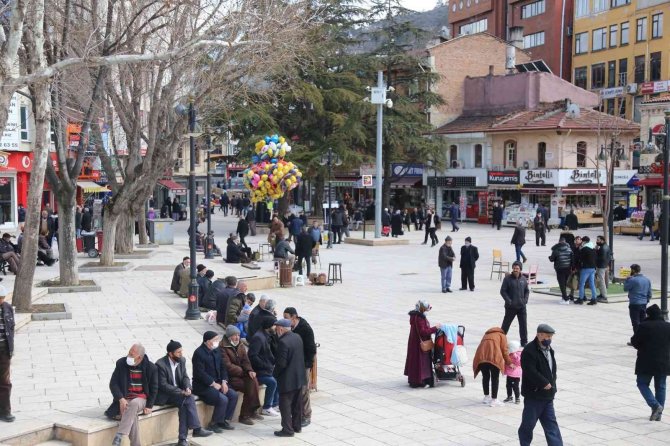 6 ay sonra gelen bahar havası vatandaşları sokağa döktü