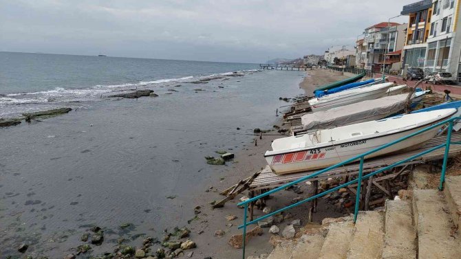 Deniz 15 metre çekildi: Kral yolu ortaya çıktı