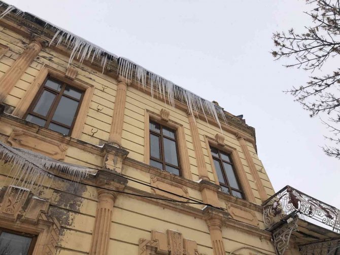 Kars’ta tarihi binadaki buz sarkıtları tehlike saçıyor