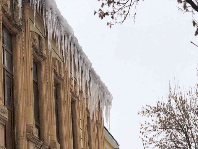 Kars’ta tarihi binadaki buz sarkıtları tehlike saçıyor