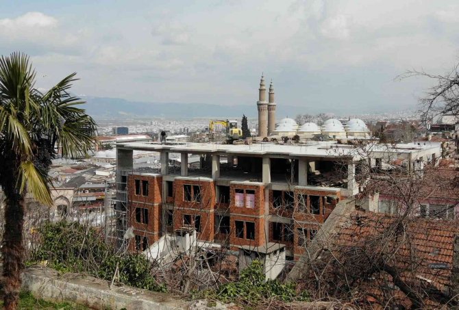 Şehrin siluetini bozan binada yıkım başladı