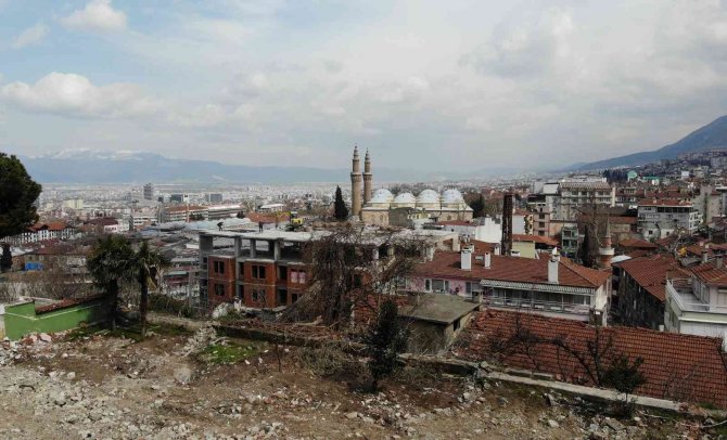 Şehrin siluetini bozan binada yıkım başladı