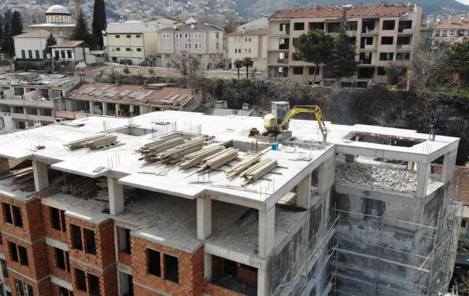 Şehrin siluetini bozan binada yıkım başladı