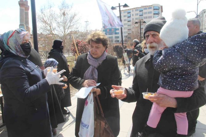 Sevenleri Yazıcıoğlu için lokma dağıttı