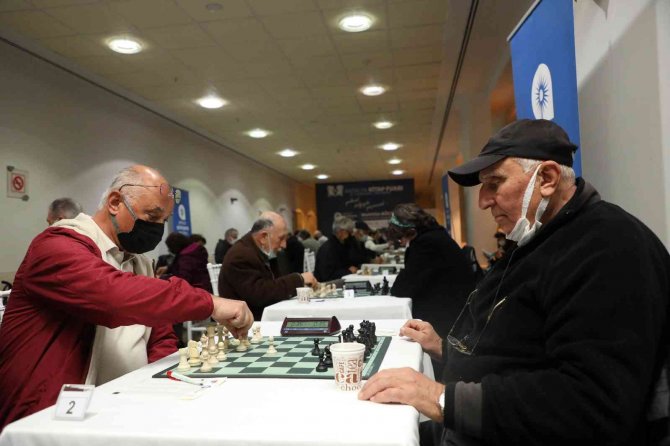 Yaşlı bireyler, satranç turnuvasında buluştu
