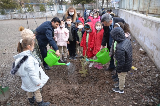 Öğrenciler okul bahçesine fidan dikti
