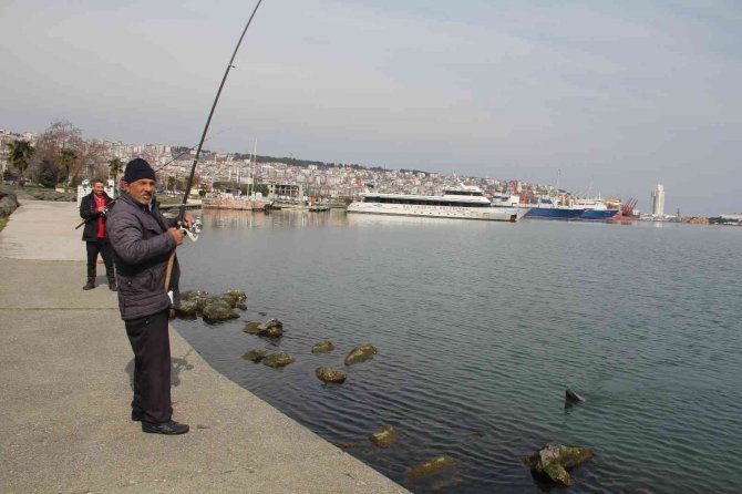 Balık beklerken oltaya poşet takıldı