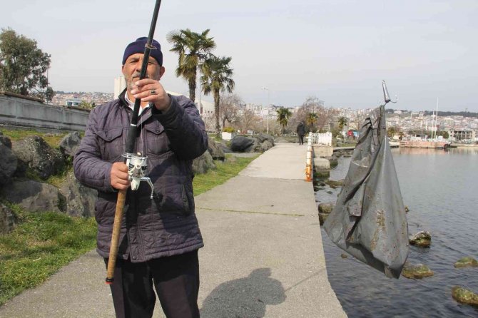 Balık beklerken oltaya poşet takıldı