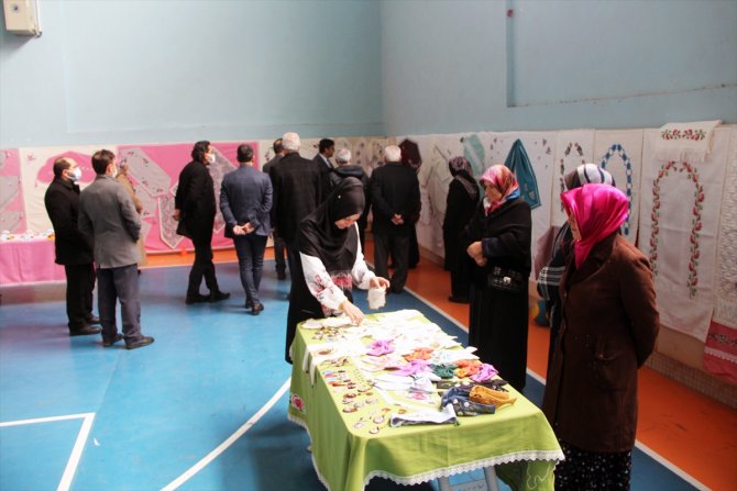 Halkapınar'da makine nakışları sergisi açıldı