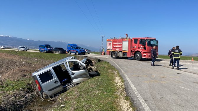 Hatay'da kamyonla hafif ticari aracın çarpıştığı kazada 4 kişi yaralandı