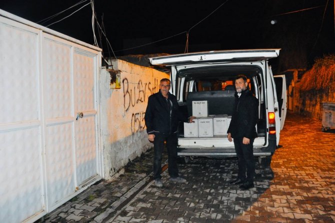 Sosyal medyadan topladıkları yardımları halka ulaştırdılar