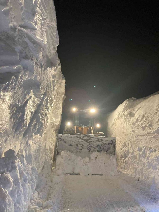 2 bin 948 rakımlı Nemrut yolunda karla mücadele çalışması