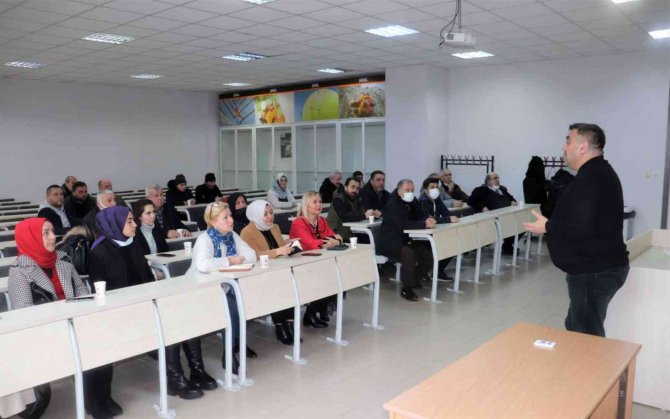 Çiftçiler, tıbbi ve aromatik bitkilerin işlendiği tesisleri gezdi