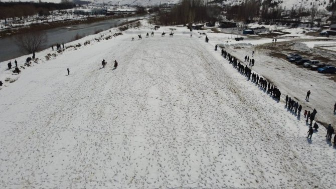 Havadan görüntülenen karda cirit nefes kesti