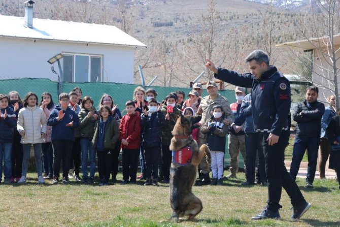 Jandarma öğrencilerle birlikte ağaç dikti