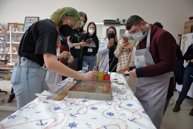 İspanya ve Çekya'dan gelen öğrenciler çömlek ve ebru yaptı