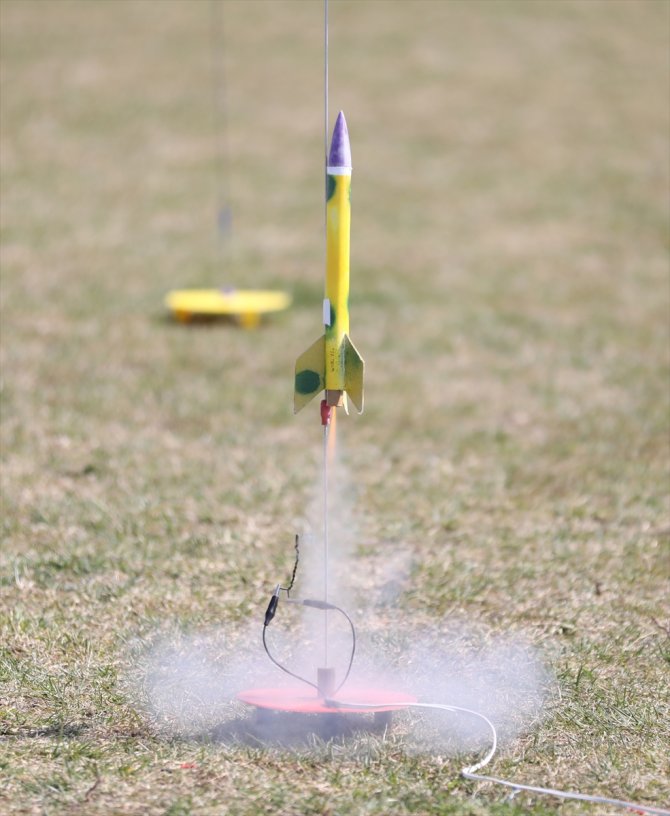 Öğrencilerin tasarladığı "model roketler" fırlatıldı
