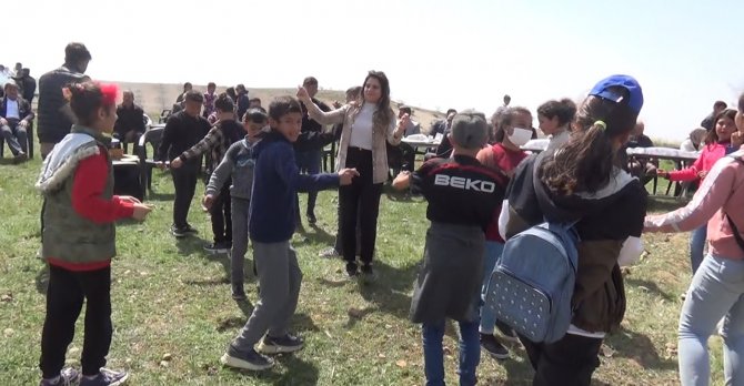 Çocuklar ilk kez uçurtma heyecanı yaşadı