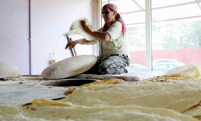 Ekmeklerini tandırdan kazanıyorlar