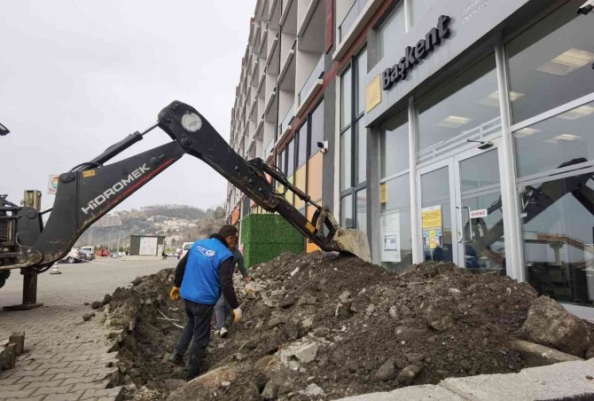 Elektrik borcu krizi inada bindi: Belediye, firmanın kapısının önünü kazdı