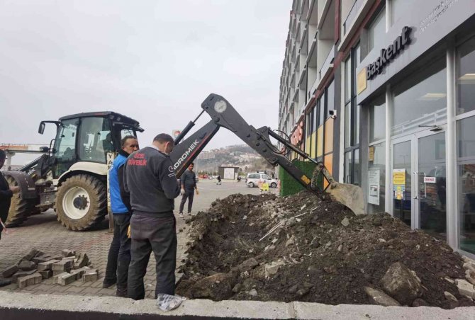 Elektrik borcu krizi inada bindi: Belediye, firmanın kapısının önünü kazdı