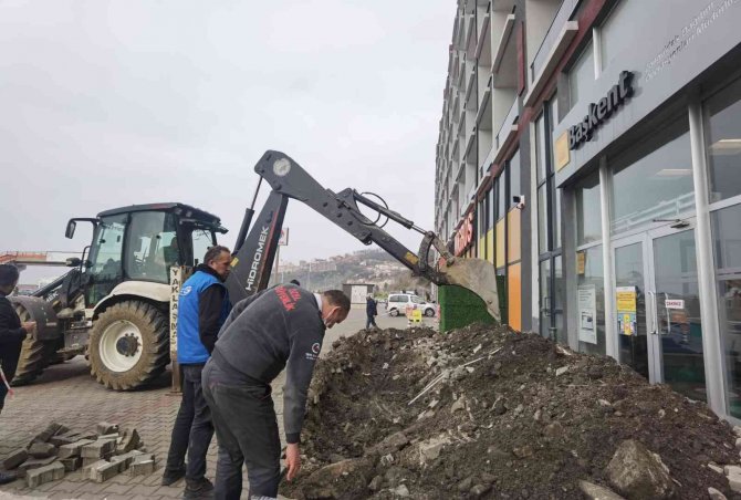 Elektrik borcu krizi inada bindi: Belediye, firmanın kapısının önünü kazdı