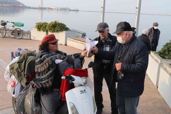 Kızının altın küpesini ararken "çekirdekçi abla" oldu